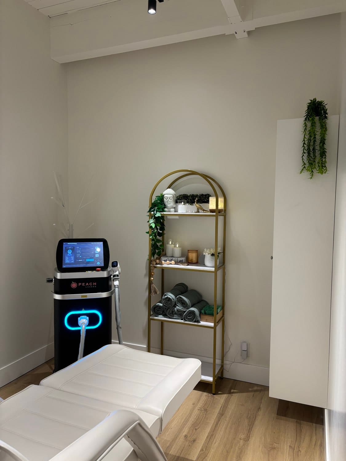 Peach Lasers treatment room with the branded 4-wavelength Diode Laser machine and spa-like atmosphere